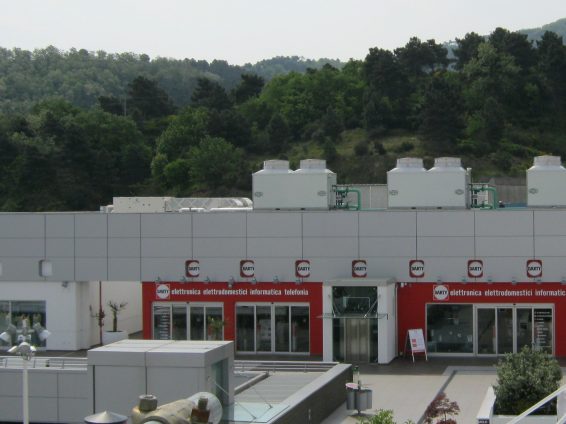 Torri di raffreddamento per un centro commerciale in Italia