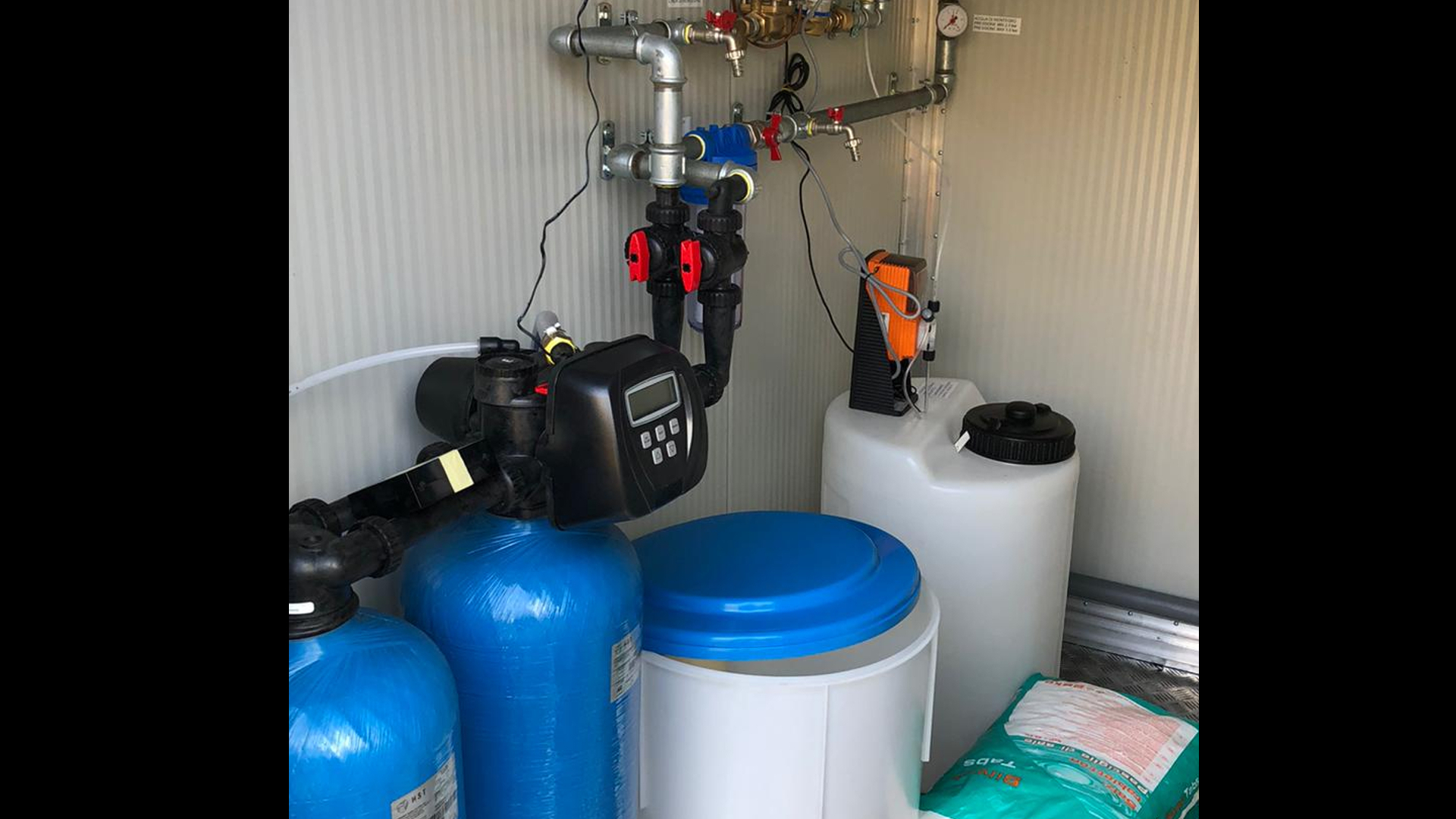 Systemy dozowania i kontrola zasolenia w wieżach chłodniczych