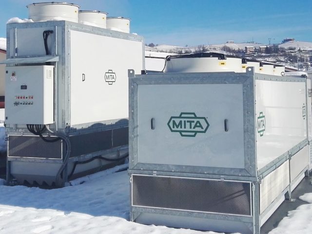 Condensatore evaporativo e gas cooler per un caseificio nelle Langhe