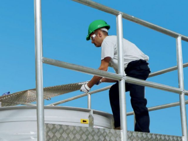 Techniciens MITA s’occupant de la maintenance et du nettoyage d’une tour aéroréfrigérante
