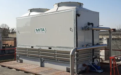 Una torre di raffreddamento industriale MITA con circuito di raffreddamento chiuso