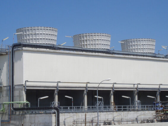 Wieże chłodnicze montowane w terenie dla przemysłu naftowego i gazowego w Hiszpanii