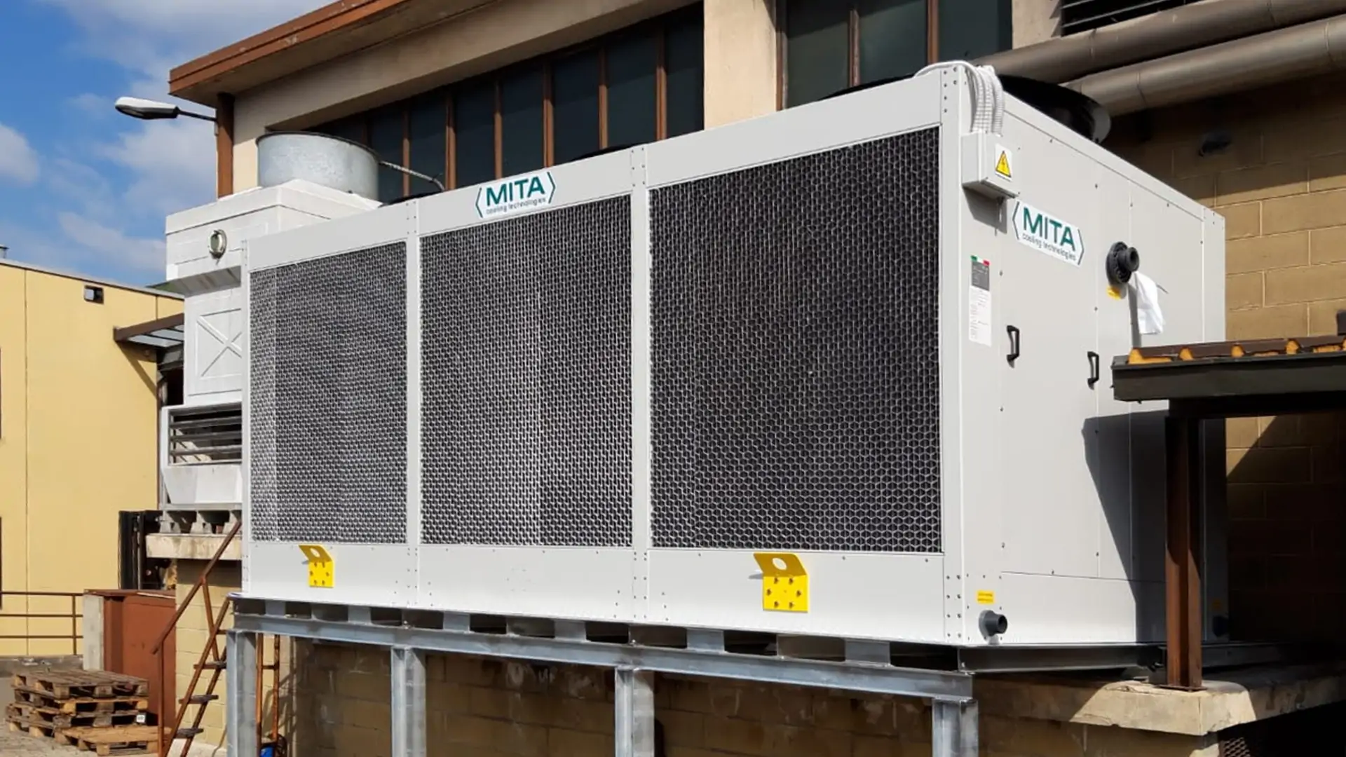 Skraplacz z chłodnicą adiabatyczną PAD-V dla linii przetwórstwa tworzyw sztucznych we Włoszech